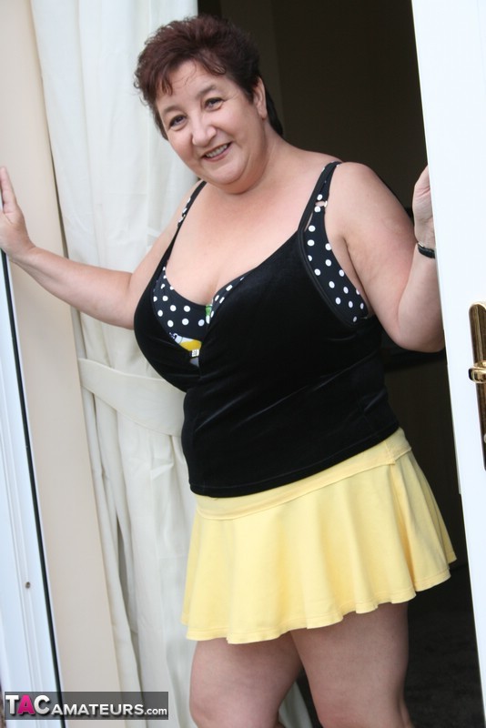 Fat older woman Kinky Carol flashes her bra and upskirt underwear on a patio 포르노 사진 #427302900 | TAC Amateurs Pics, Kinky Carol, Mature, 모바일 포르노