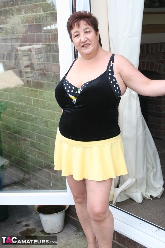 Fat older woman Kinky Carol flashes her bra and upskirt underwear on a patio foto porno #427302916