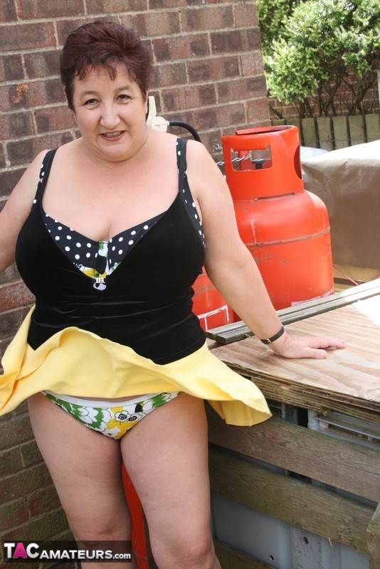 Fat older woman Kinky Carol flashes her bra and upskirt underwear on a patio 色情照片 #426822022 | TAC Amateurs Pics, Kinky Carol, Mature, 手机色情