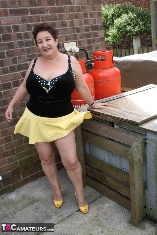 Fat older woman Kinky Carol flashes her bra and upskirt underwear on a patio ポルノ写真 #427303004 | TAC Amateurs Pics, Kinky Carol, Mature, モバイルポルノ