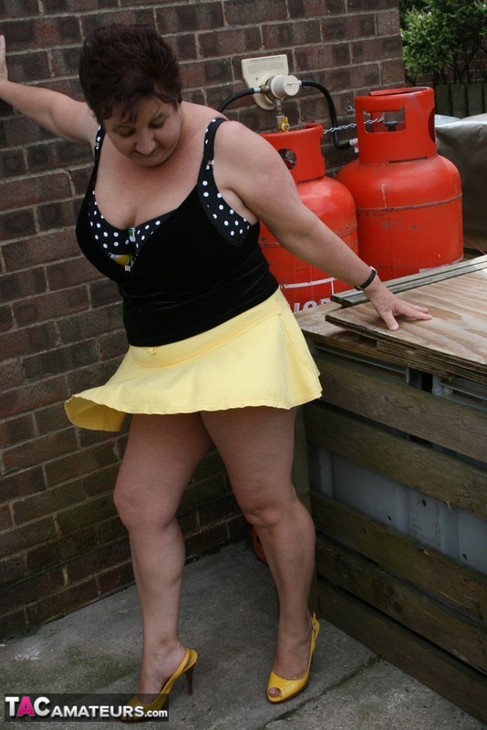 Fat older woman Kinky Carol flashes her bra and upskirt underwear on a patio 色情照片 #427303007 | TAC Amateurs Pics, Kinky Carol, Mature, 手机色情