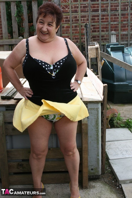 Fat older woman Kinky Carol flashes her bra and upskirt underwear on a patio foto porno #427303016 | TAC Amateurs Pics, Kinky Carol, Mature, porno ponsel