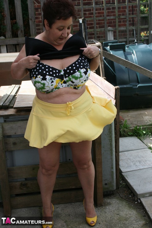 Fat older woman Kinky Carol flashes her bra and upskirt underwear on a patio 色情照片 #427303019 | TAC Amateurs Pics, Kinky Carol, Mature, 手机色情