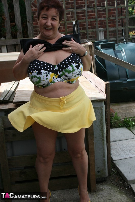Fat older woman Kinky Carol flashes her bra and upskirt underwear on a patio 色情照片 #427303021 | TAC Amateurs Pics, Kinky Carol, Mature, 手机色情