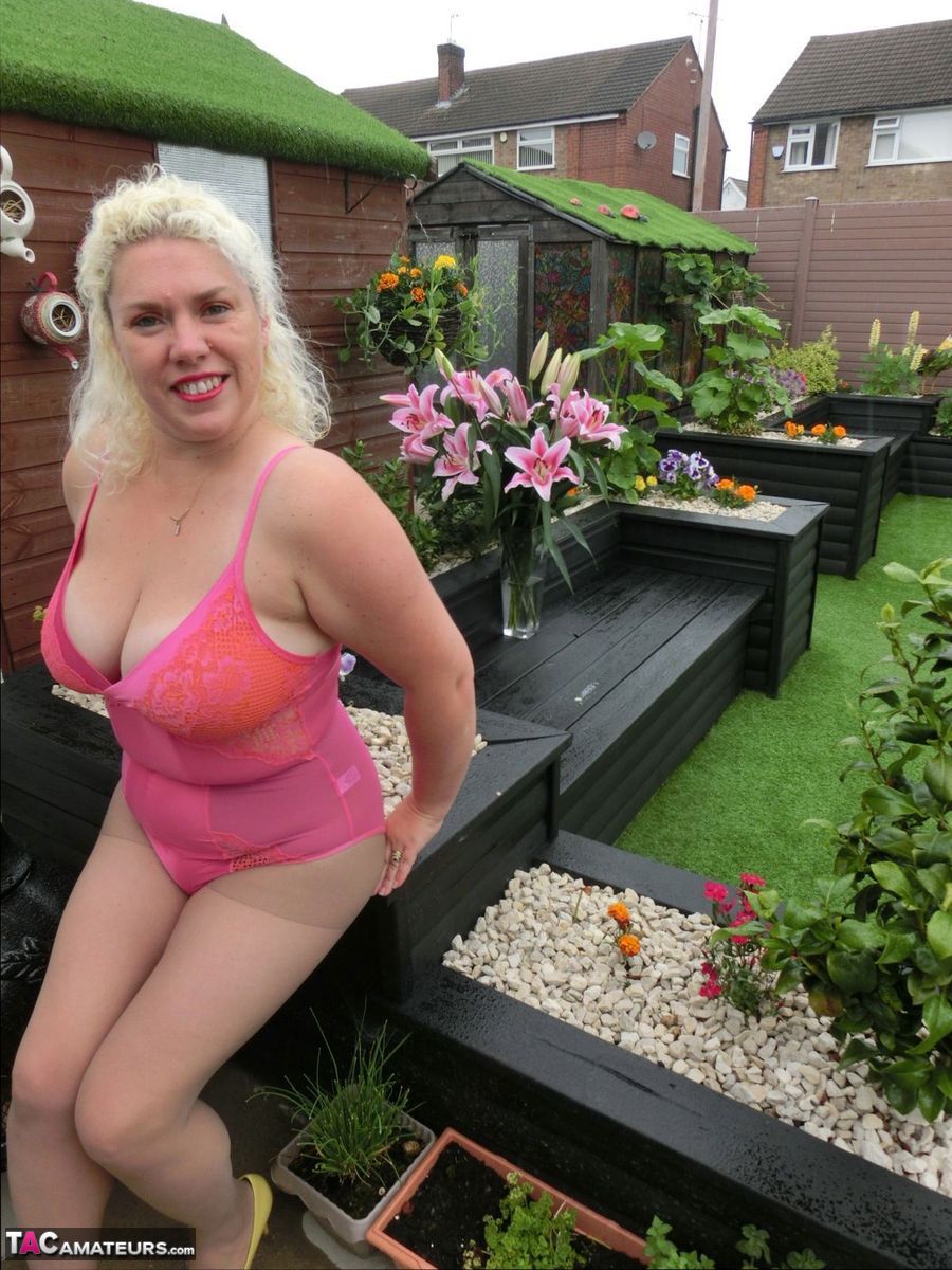 Older blonde Barby uncovers her big boobs before masturbating on a bed foto pornográfica #426815200 | TAC Amateurs Pics, Barby, Mature, pornografia móvel