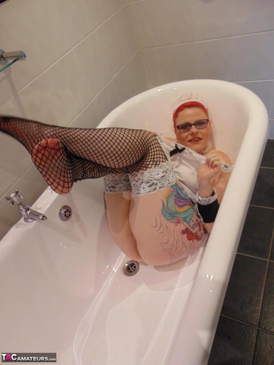 Older redhead Mollie Foxxx displays her natural tits while in a bathtub porno fotky #424405497