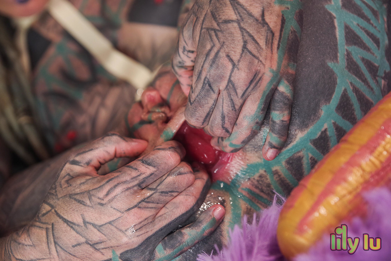 Heavily tattooed girl Anuskatzz fists her gaped asshole during solo action 色情照片 #427995590