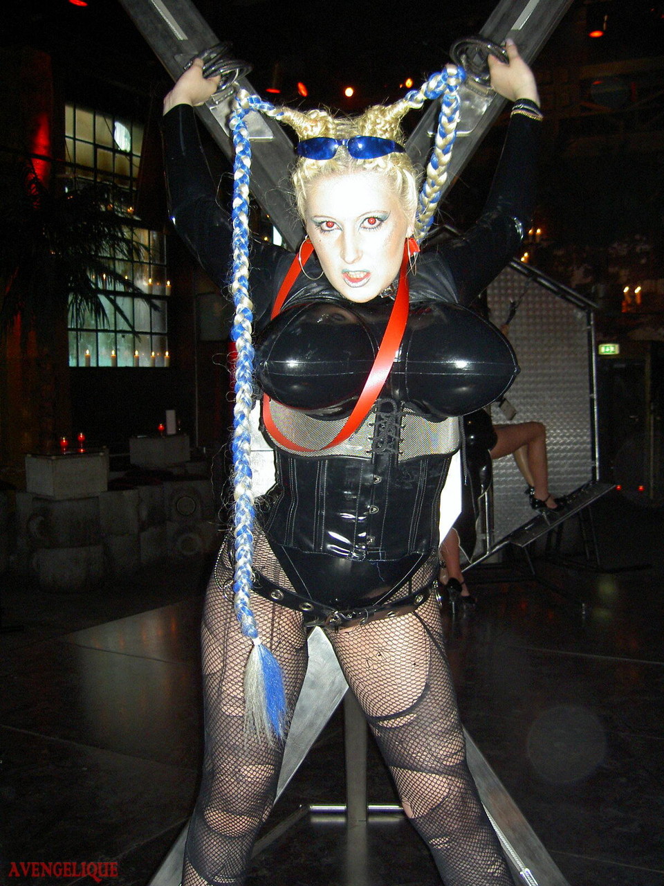 Fetish model Dark Wing poses in kinky latex wear and ripped hosiery foto pornográfica #429130791