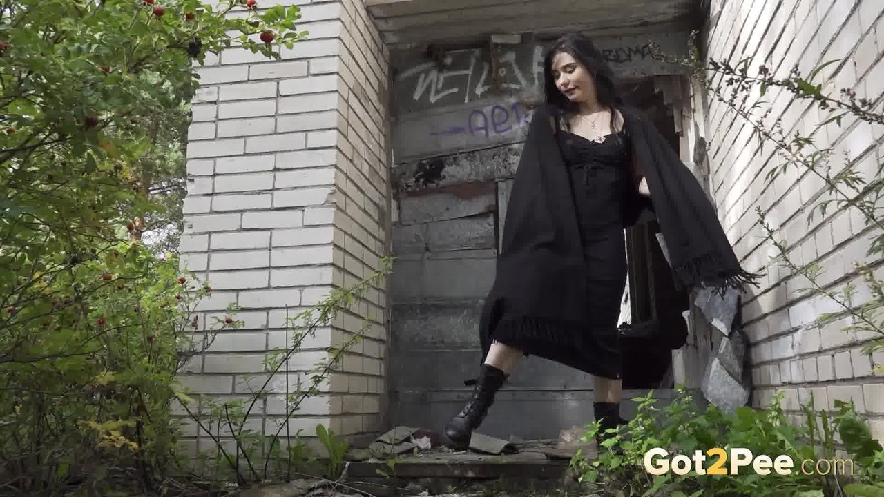 Raven haired goth squats to pee outside 포르노 사진 #428802746 | Got 2 Pee Pics, Alyona, Pissing, 모바일 포르노