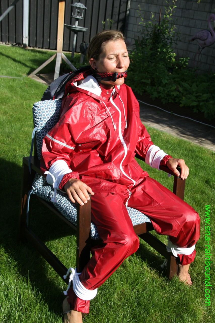 Amateur chick is subjected to breath play while affixed to a chair in a yard foto pornográfica #424873802
