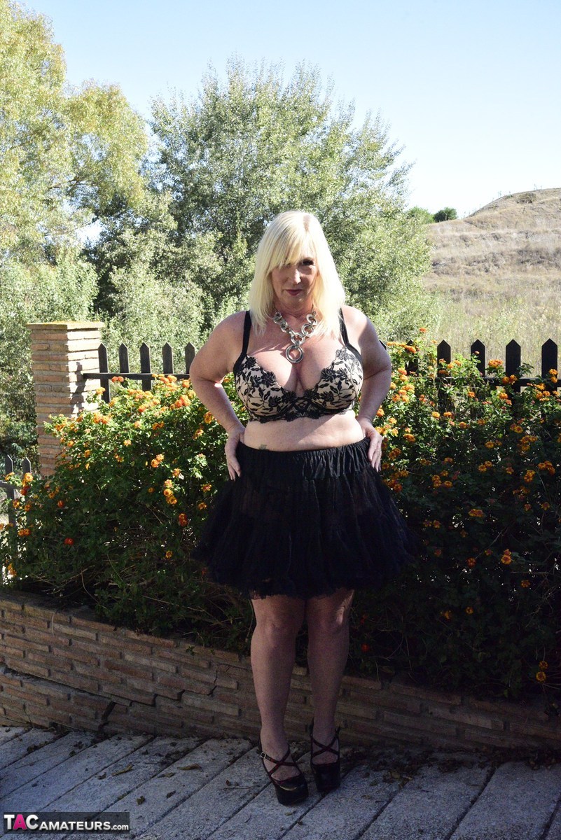 Blonde granny Melody exposes her overweight body in an English garden foto porno #428814732