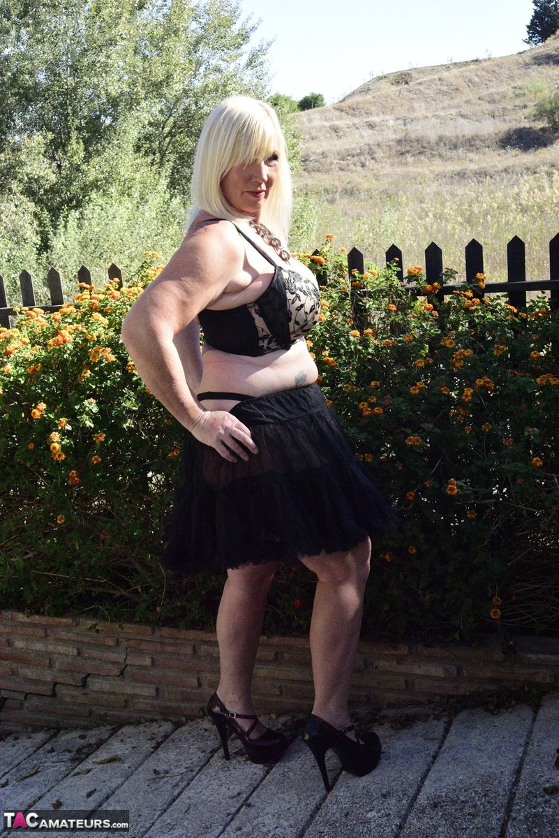 Blonde granny Melody exposes her overweight body in an English garden foto porno #428814736