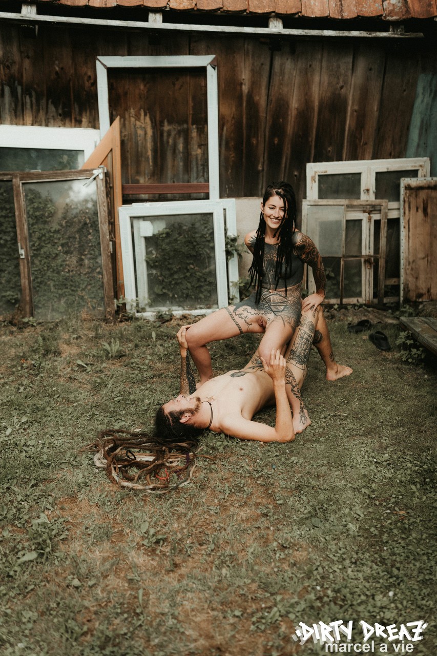 Heavily tattooed girls piss on a naked man outside the back steps of a house zdjęcie porno #424056959