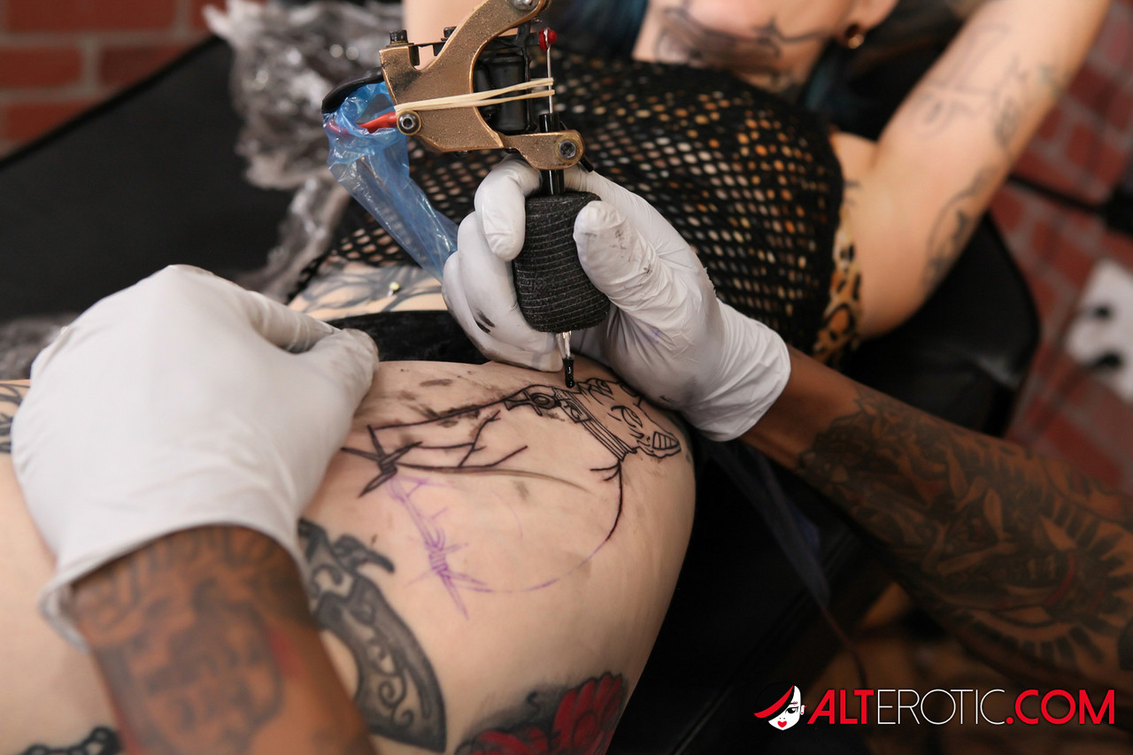 Tattooed girl Sascha Ink gets fresh ink before sex with a tattooed man zdjęcie porno #423691873