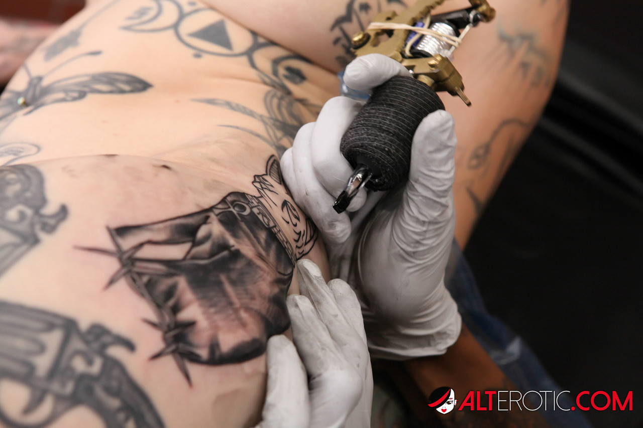 Tattooed girl Sascha Ink gets fresh ink before sex with a tattooed man zdjęcie porno #423691954