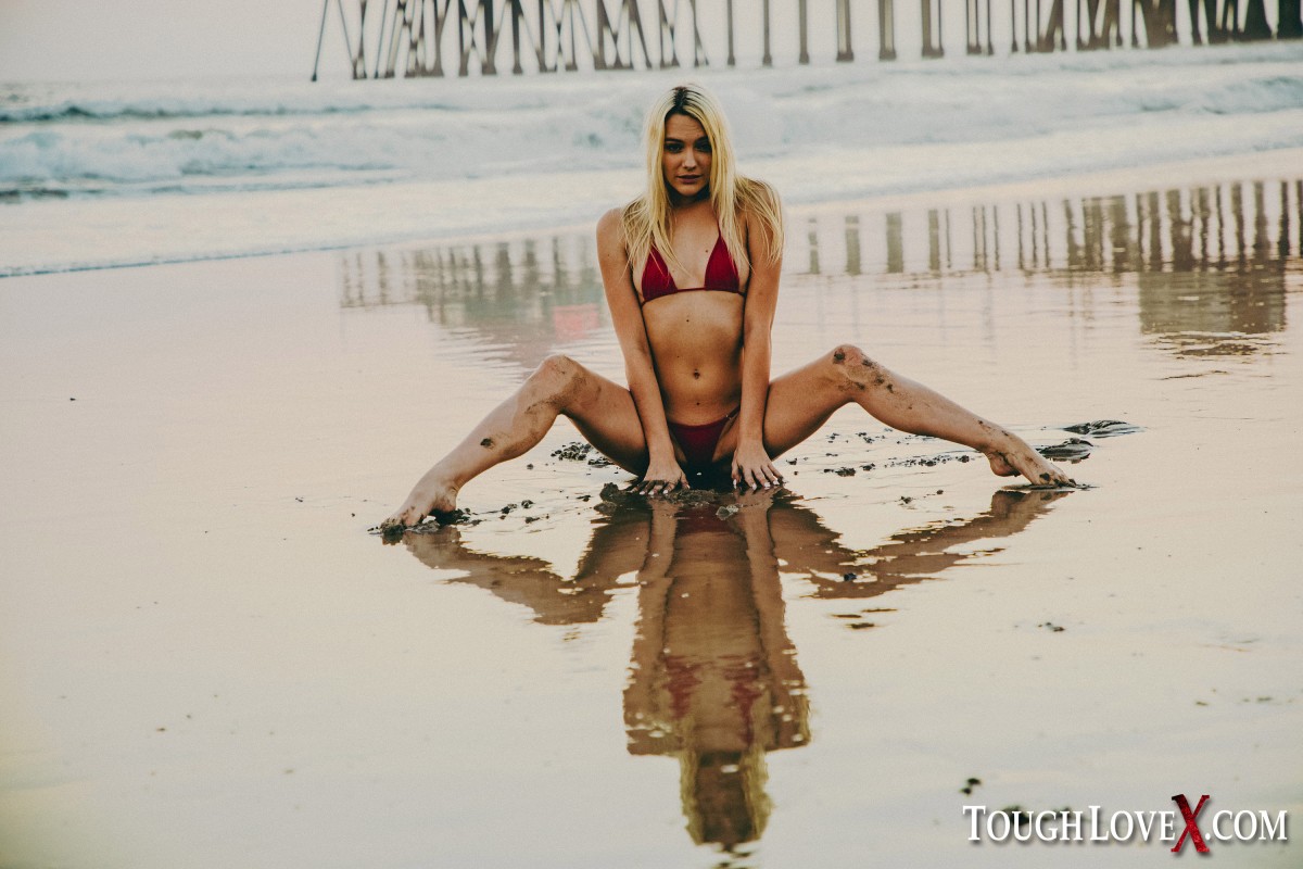 Blonde chick Kenna James models on a beach before an intense fuck indoors foto pornográfica #426873229 | Tough Love X Pics, Kenna James, Beach, pornografia móvel