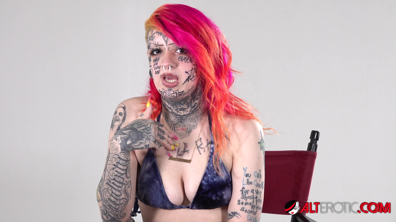Solo girl with dyed hair Mami displays her heavily tattooed body in a bikini Porno-Foto #424049781