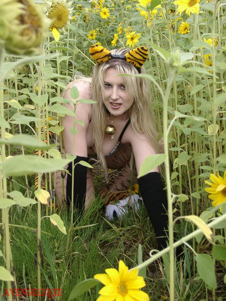Blonde girl Avengelique models in her pretties and arm socks amid sunflowers porno fotky #424877751