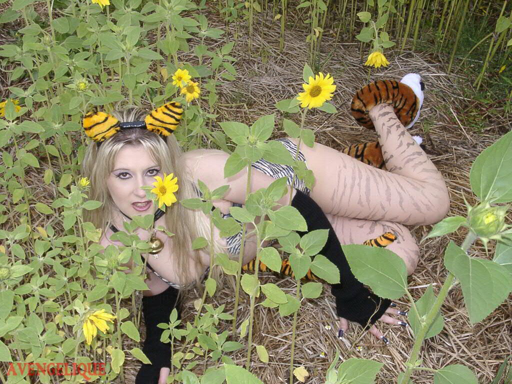 Blonde girl Avengelique models in her pretties and arm socks amid sunflowers foto porno #424877760
