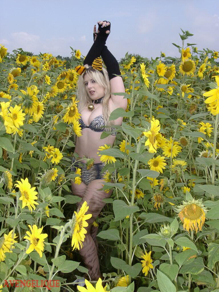 Blonde girl Avengelique models in her pretties and arm socks amid sunflowers Porno-Foto #424877767