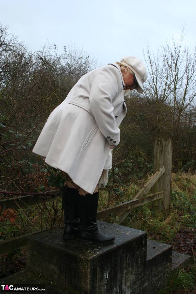 Fat British woman Lexie Cummings exposes herself on a pedestrian bridge 色情照片 #422786982 | TAC Amateurs Pics, Lexie Cummings, Granny, 手机色情