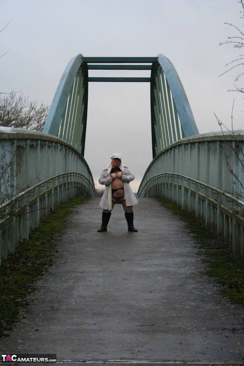 Fat British woman Lexie Cummings exposes herself on a pedestrian bridge ポルノ写真 #422786984