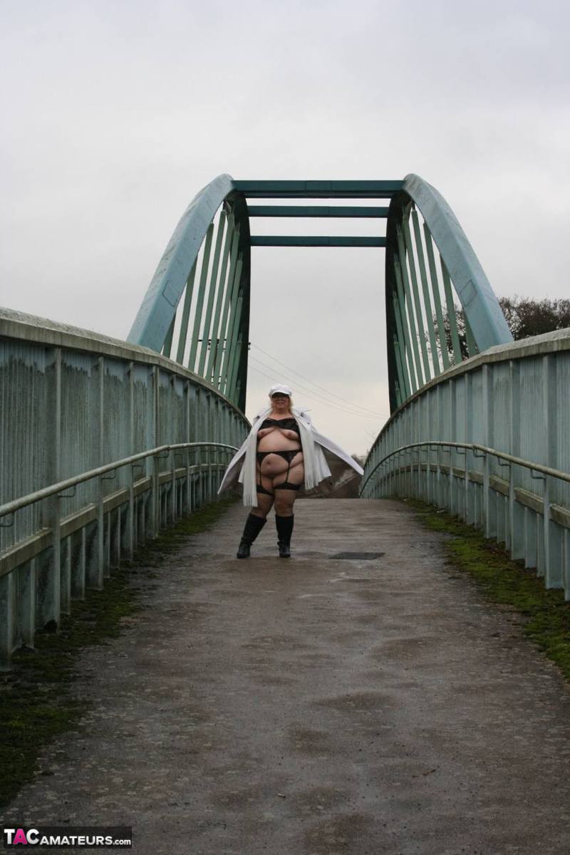 Fat British woman Lexie Cummings exposes herself on a pedestrian bridge porno foto #422786987