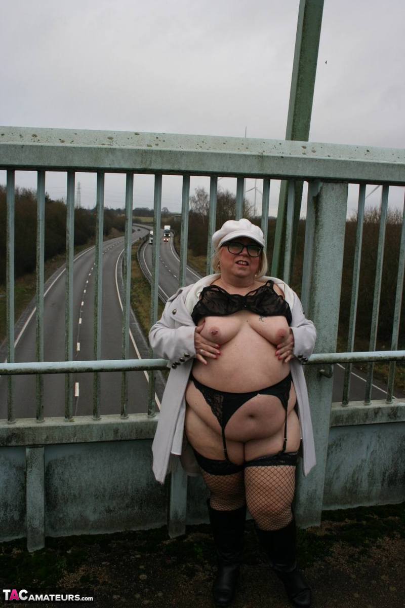 Fat British woman Lexie Cummings exposes herself on a pedestrian bridge foto porno #422786988