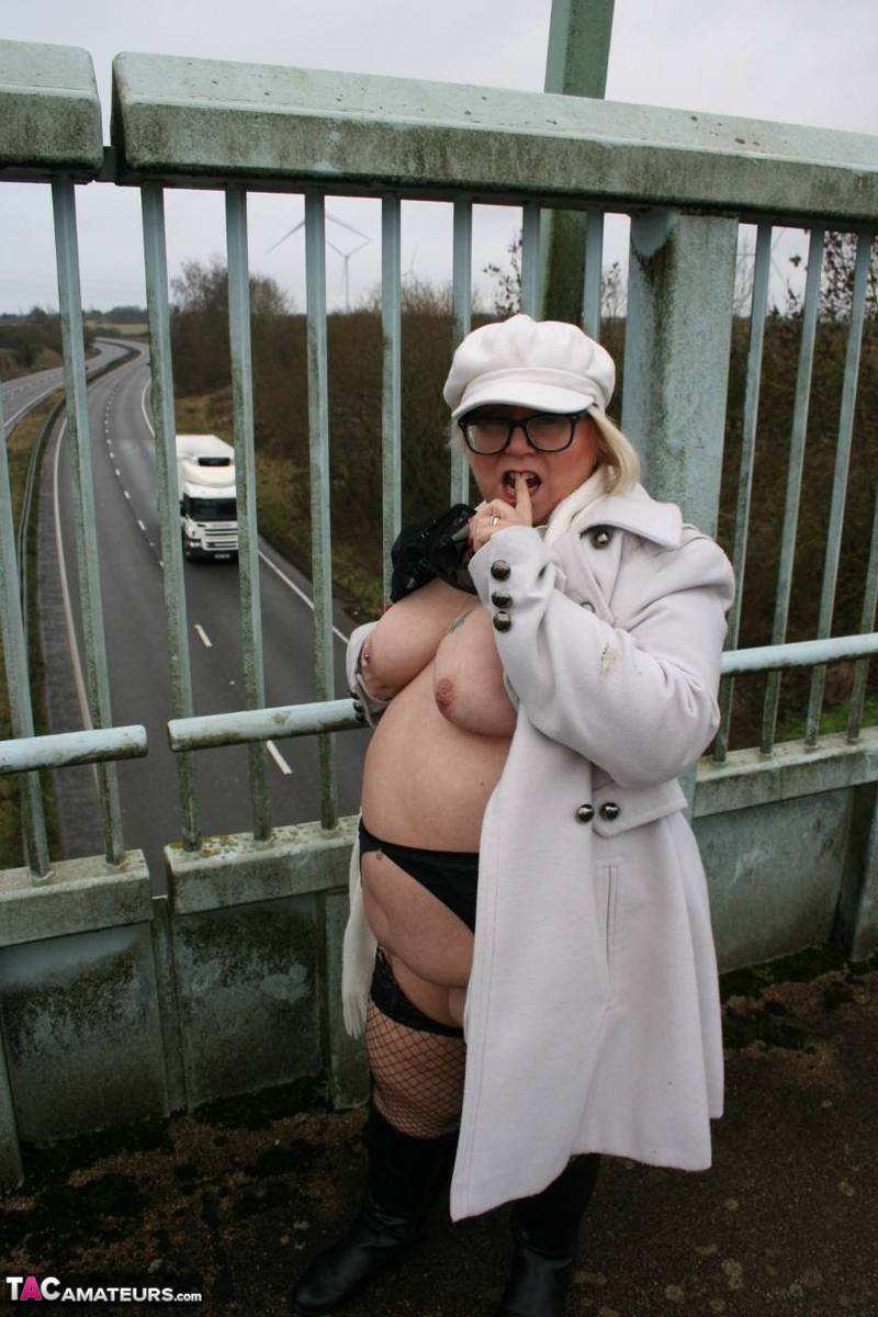 Fat British woman Lexie Cummings exposes herself on a pedestrian bridge ポルノ写真 #422786990