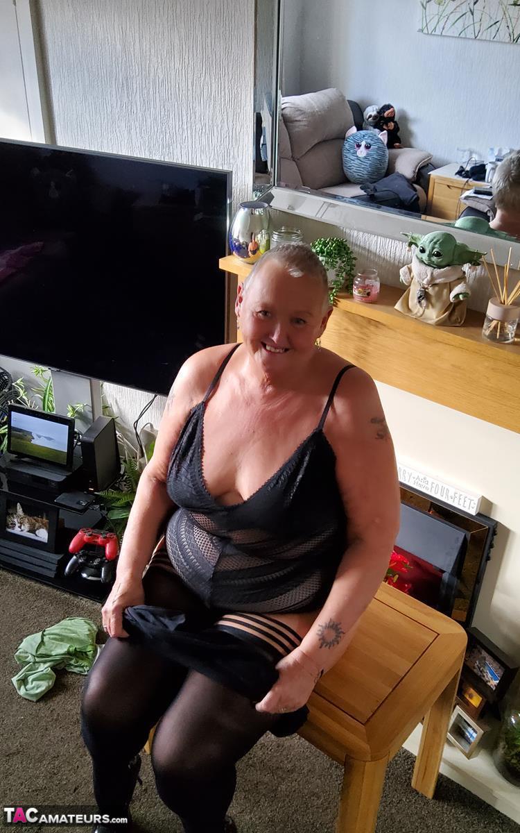 Fat granny Valgasmic Exposed sports short hair while exposing her tits & pussy порно фото #426481133