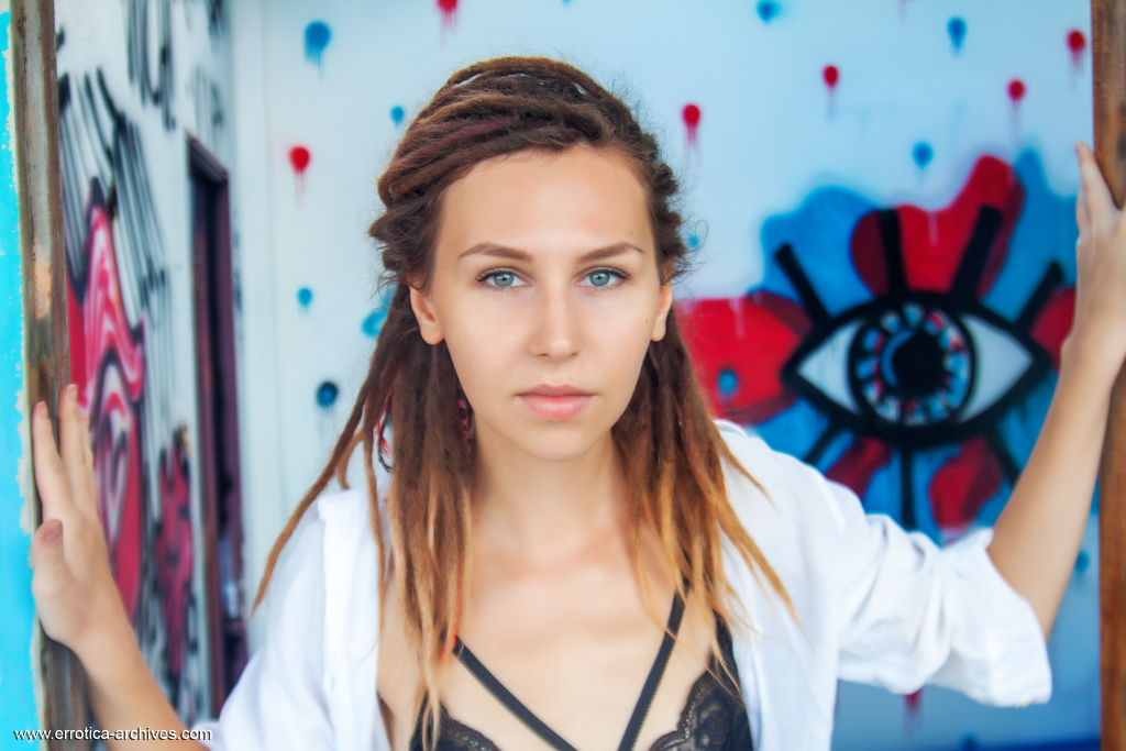 Young white girl Bullet gets totally naked amid graffiti strewn walls 色情照片 #424074978 | Errotica Archives Pics, Bullet, Public, 手机色情