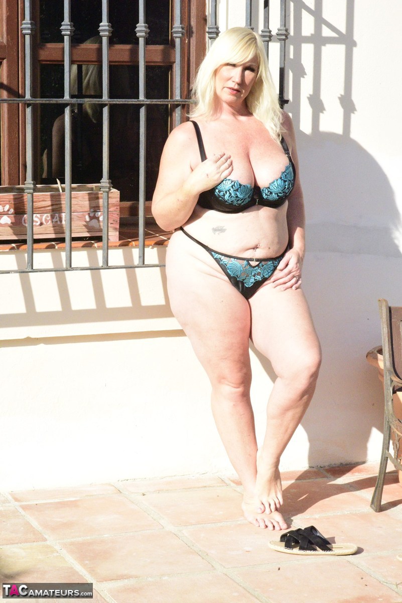 Older blonde Melody cradles her boobs after baring her overweight body zdjęcie porno #422686290