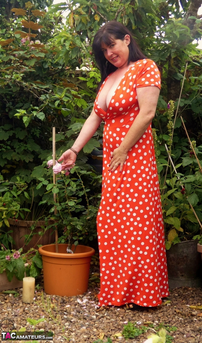 UK amateur Juicey Janey bares herself as she tends to her garden plants.