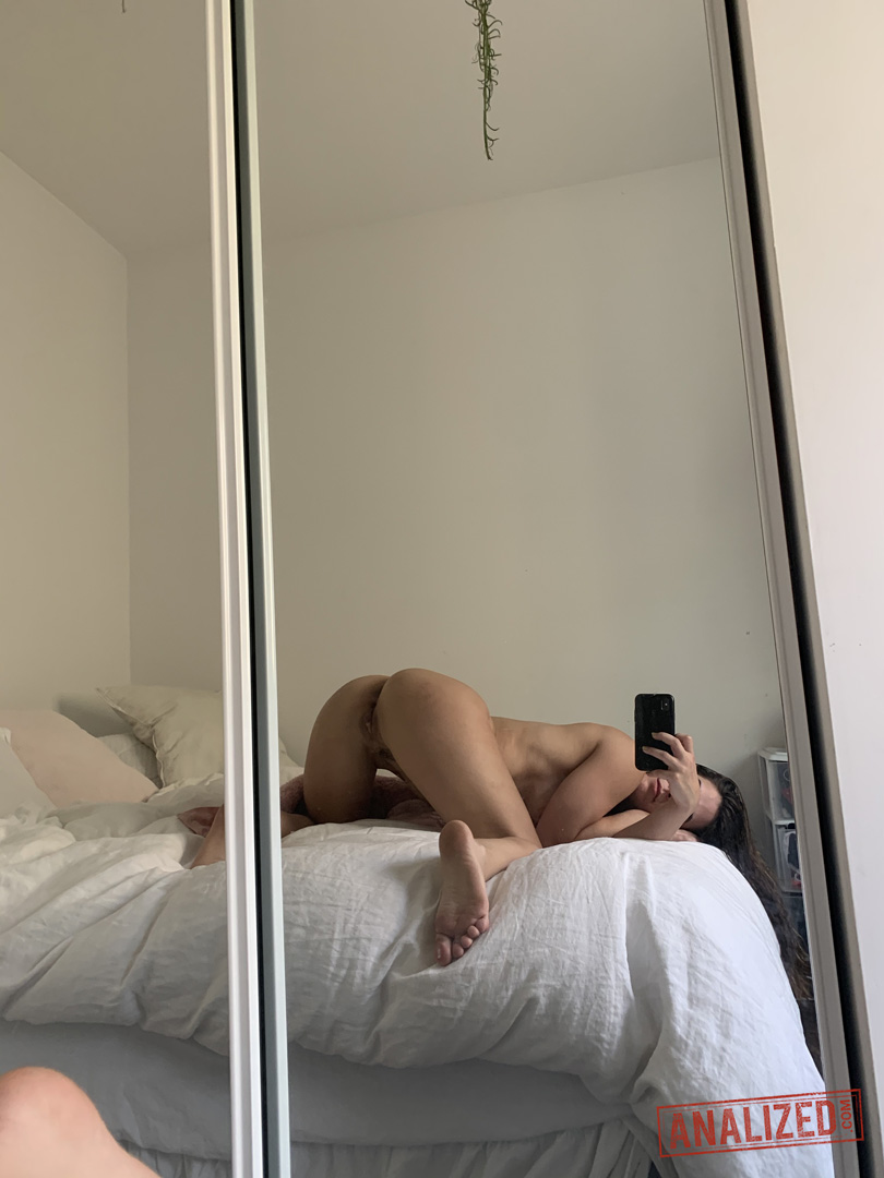 Brunette chick Abbie Maley grabs her bare ass after taking mirror selfies foto porno #422585403