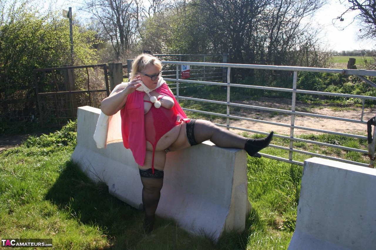 Obese Uk Blonde Lexie Cummings Shows Her Big Ass And Pussy While Outdoors