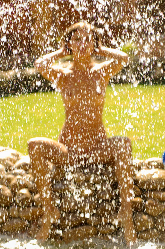 Naked teen Teresa F hits upon confident poolside poses while soaking wet foto pornográfica #424765847 | Stunning 18 Pics, Teresa F, Pool, pornografia móvel