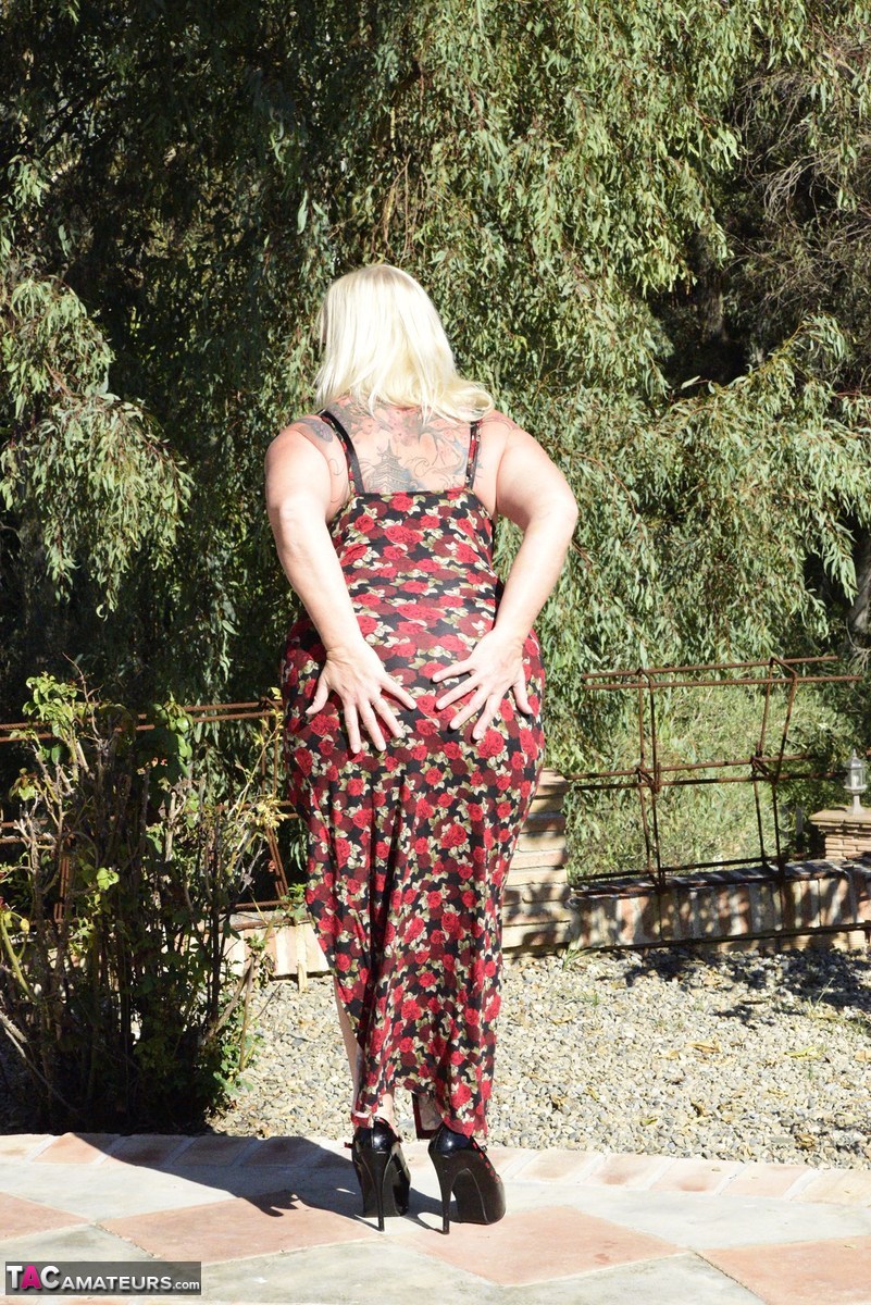 Fat blonde granny Melody looses her big butt from a long dress while outdoors porn photo #428562785