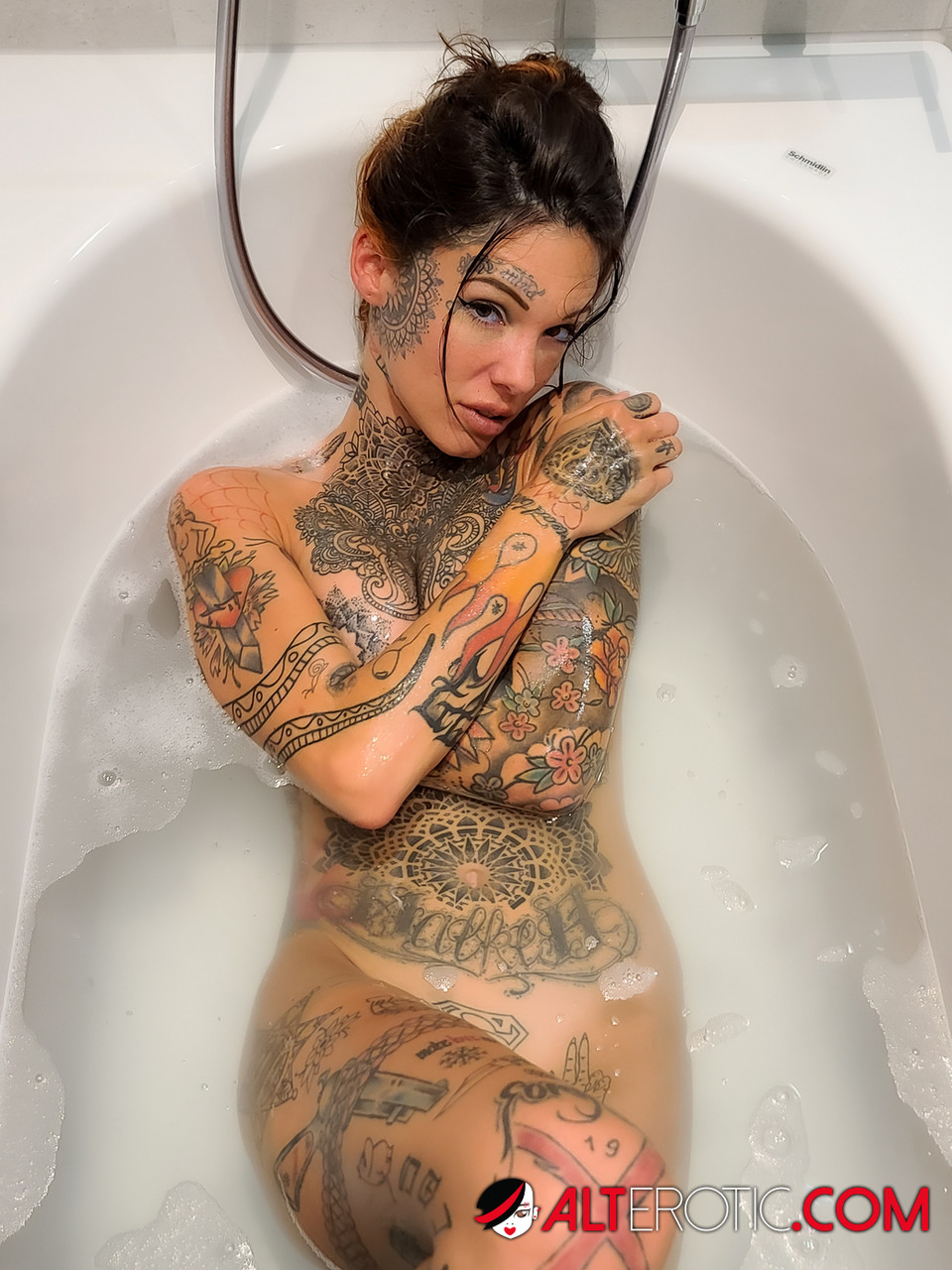 Tattooed girl Lucy Zzz takes a bath after POV sex in a bathtub foto pornográfica #422562628