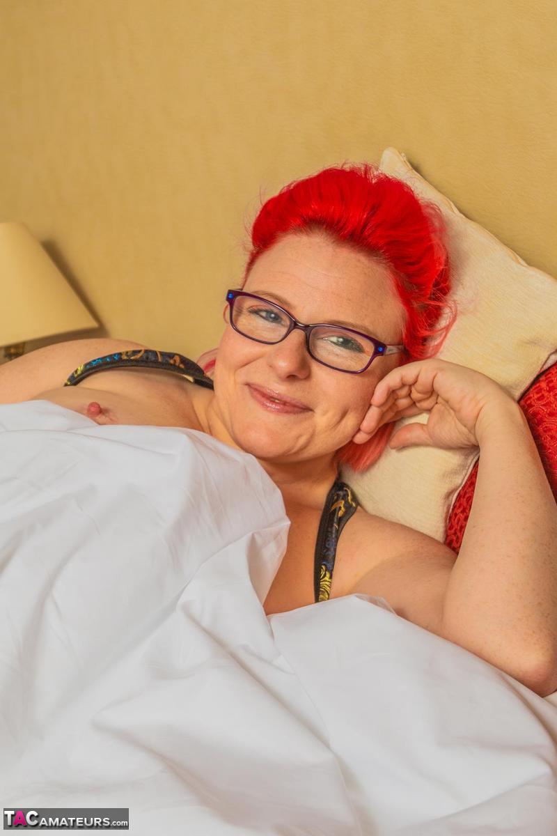 Amateur woman sports dyed hair and glasses while exposing her pierced pussy Porno-Foto #425561283