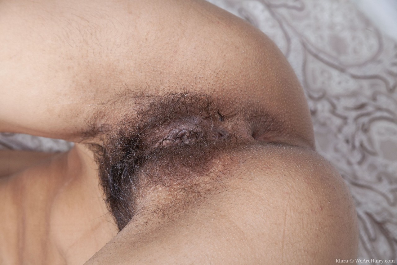 Slender girl Klara spreads her hairy vagina while naked on her bed порно фото #425471805
