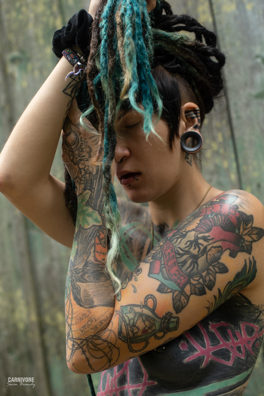 Tattooed body modifier Illuz whips her dreadlocks about while bare naked foto porno #426712328 | Z Filmz Ooriginals Pics, Illuz, Tattoo, porno móvil