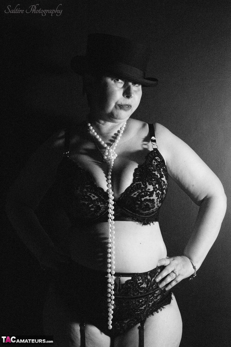Overweight mature woman Posh Sophia flashes her huge breasts in nylons foto pornográfica #426461767 | TAC Amateurs Pics, Posh Sophia, Mature, pornografia móvel