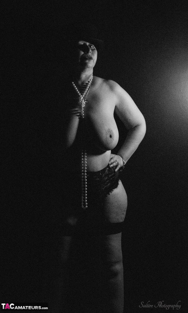 Overweight mature woman Posh Sophia flashes her huge breasts in nylons 色情照片 #426461803 | TAC Amateurs Pics, Posh Sophia, Mature, 手机色情