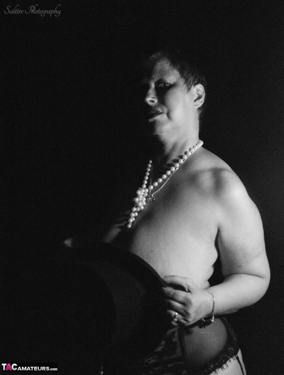 Overweight mature woman Posh Sophia flashes her huge breasts in nylons foto porno #426461818 | TAC Amateurs Pics, Posh Sophia, Mature, porno móvil