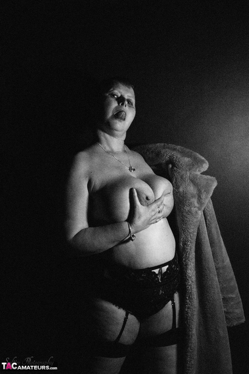 Overweight mature woman Posh Sophia flashes her huge breasts in nylons zdjęcie porno #426461889 | TAC Amateurs Pics, Posh Sophia, Mature, mobilne porno