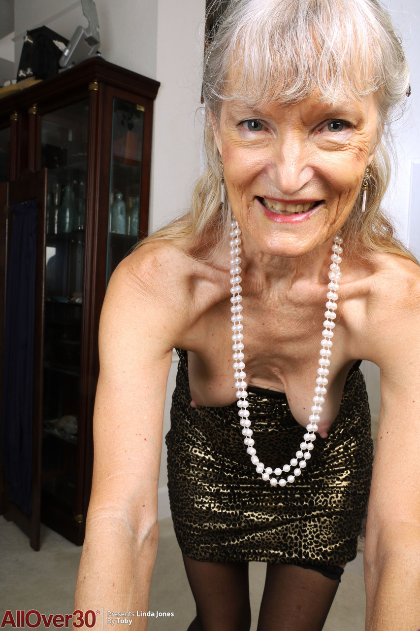Old lady Linda Jones ditches a cocktail dress for her first nude modelling gig foto porno #423895120 | All Over 30 Pics, Linda Jones, Granny, porno ponsel