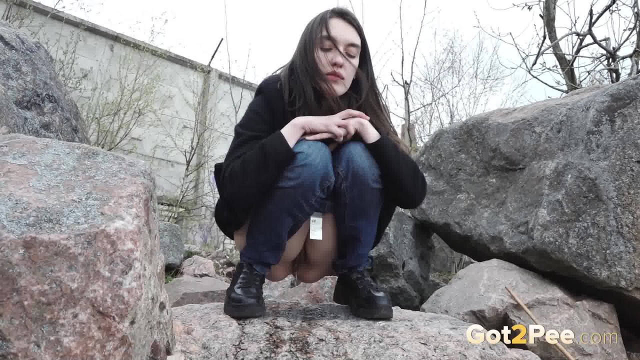 Brunette chick Lara Fox pulls down her jeans to take a piss upon boulders porno fotoğrafı #425136539