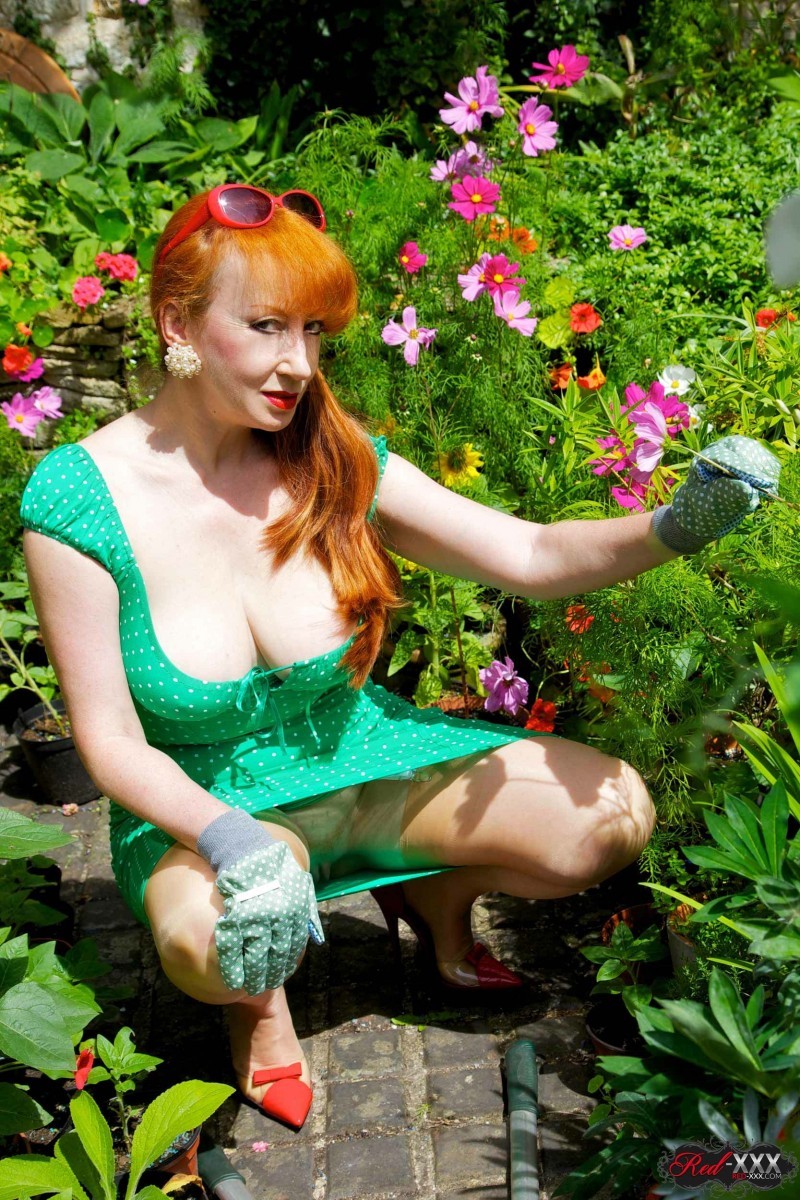 Busty redhead fingers her pussy while masturbating in a garden foto pornográfica #423897280