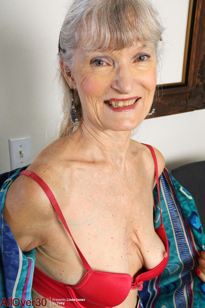 Old amateur Linda Jones uncovers her saggy tits as she gets bare naked порно фото #424033596