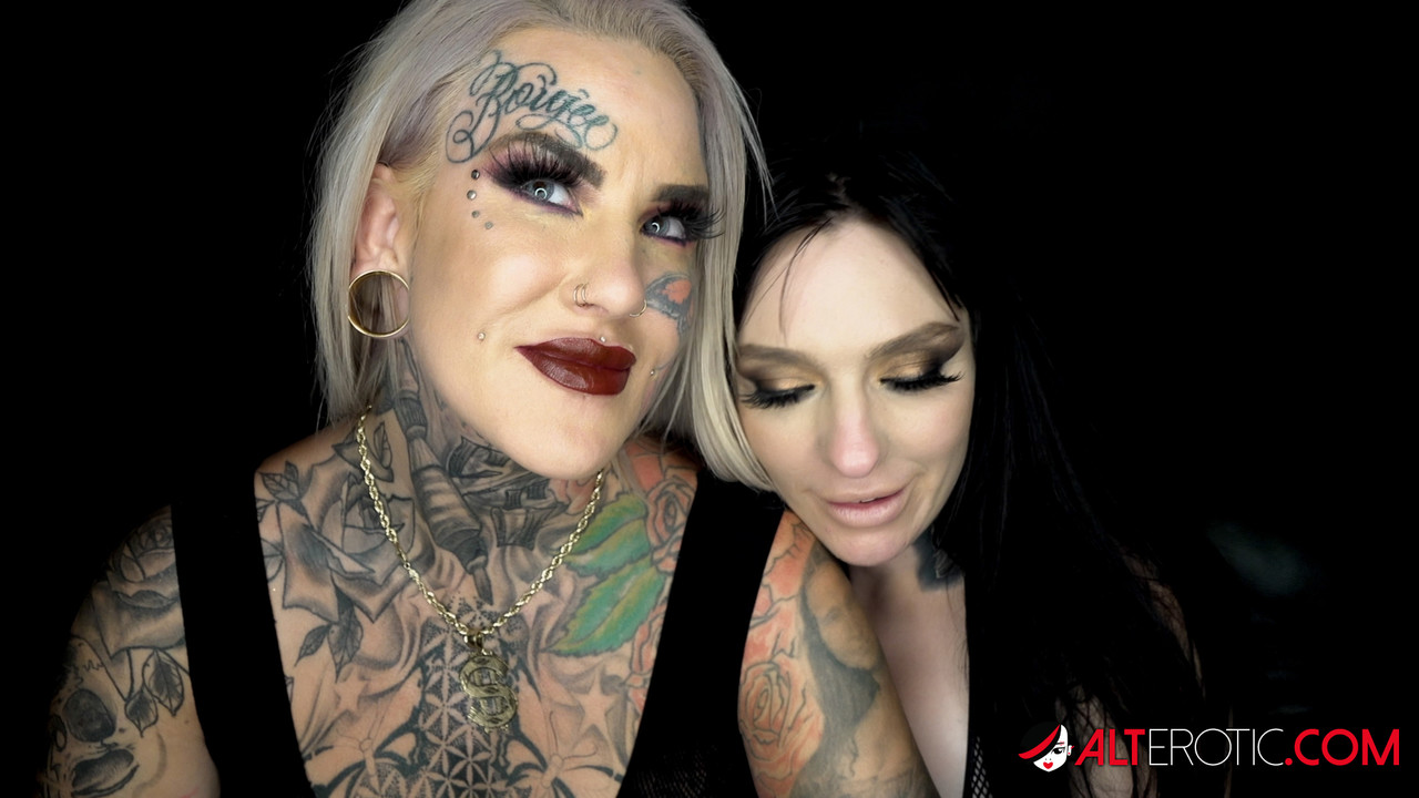 Tattooed lesbians Evilyn Ink & Misha Montana engage in strapon sex zdjęcie porno #426369858